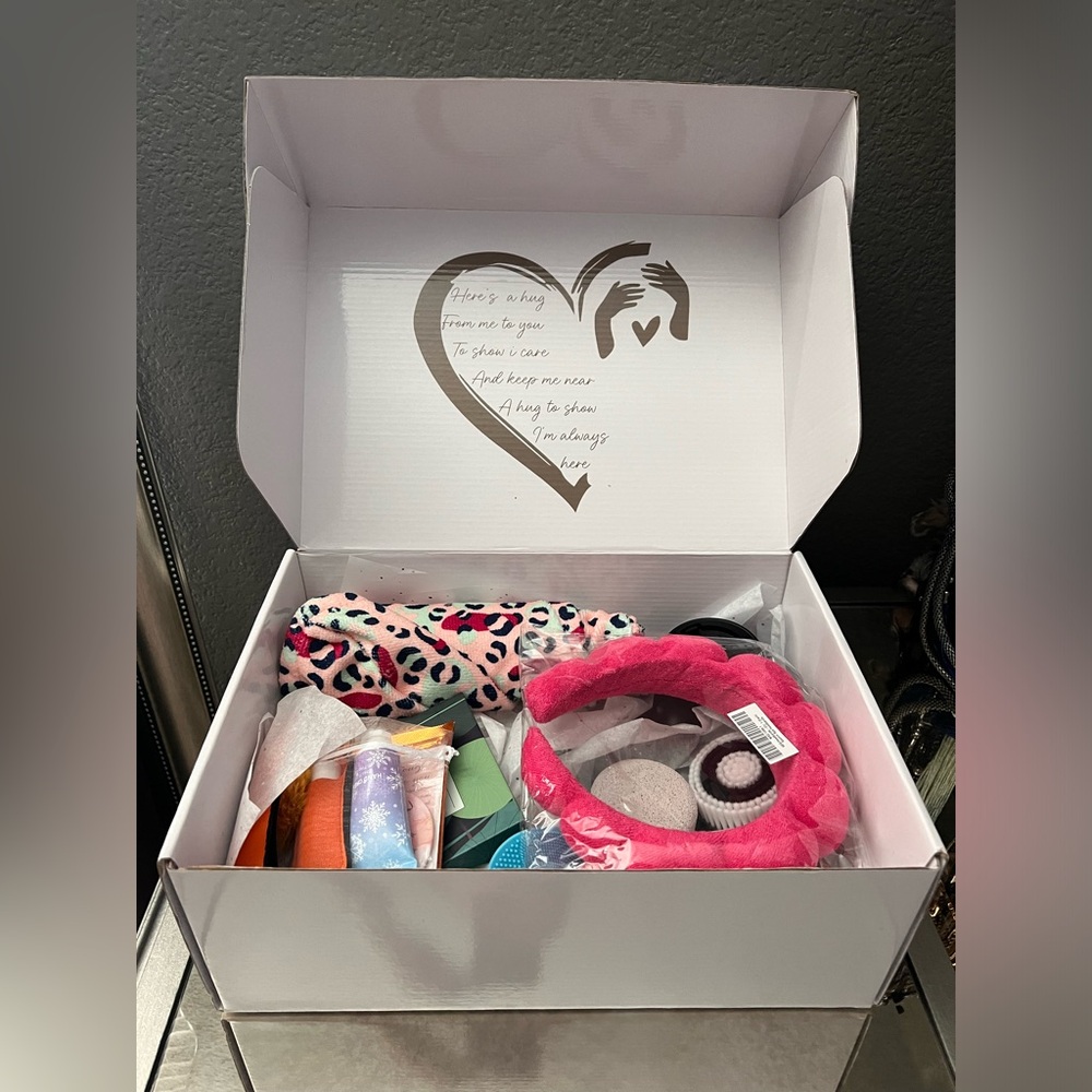 NWT/NWOT Fun Bathroom Accessory Gift Box